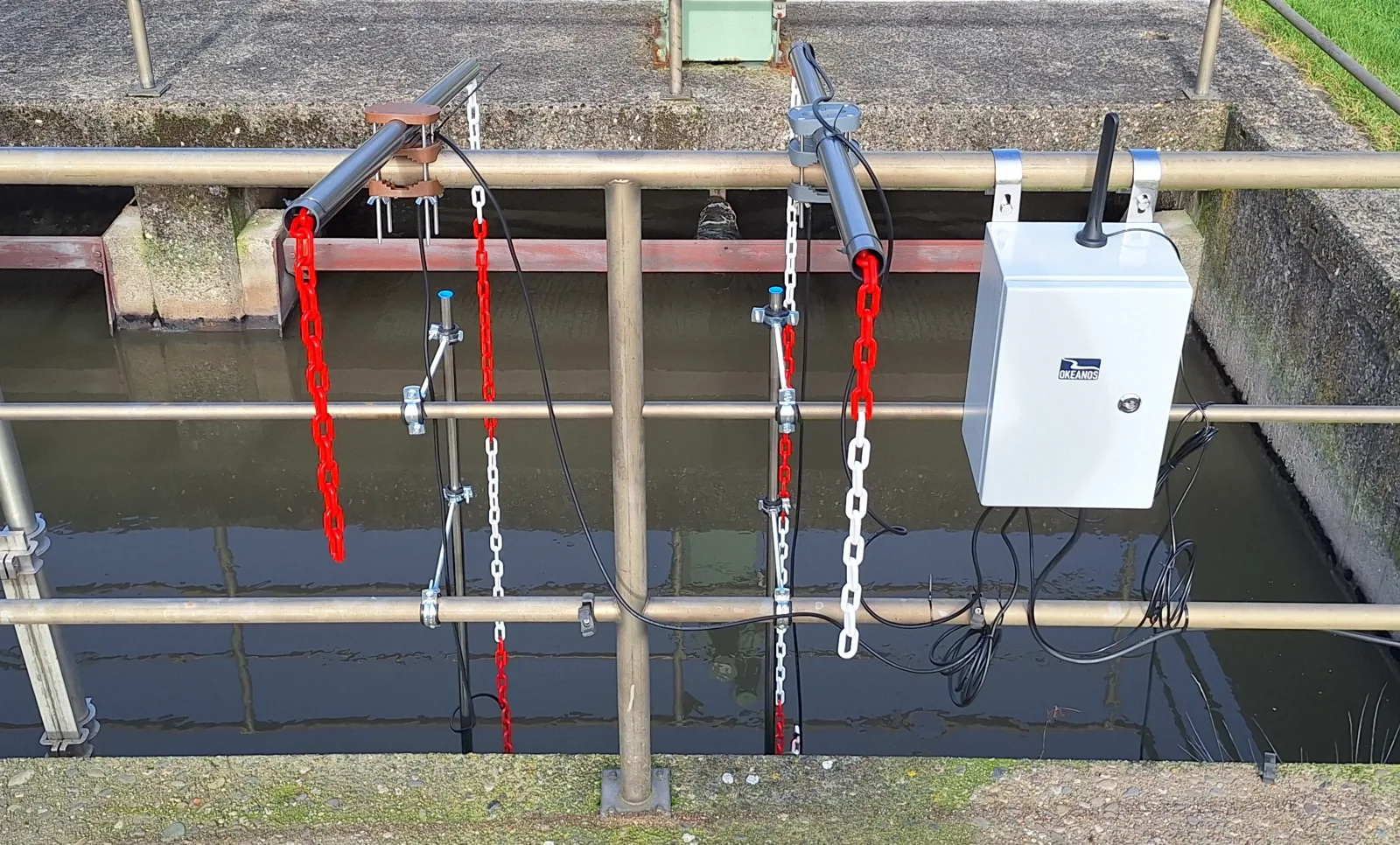 eVide® Sensorsystem am Geländer einer Kläranlage