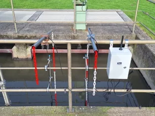 eVide Schaltschrank und Sensorinstallation am Gerinne